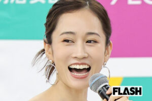 前田敦子、イオンモールに“大胆デコルテ”白ドレスで登場…アイドル卒業・離婚を経て獲得した“意外なファン層”