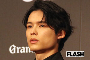 松村北斗「人生の転機」語る三浦友和の横でハンバーガーほおばる姿に「かわいい」「あり得ない」寄せられる賛否