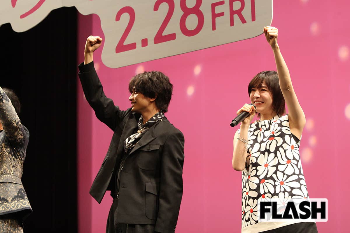 1月22日、映画『知らないカノジョ』の完成披露試写会に出席したmilet（右）。左は主演の中島健人