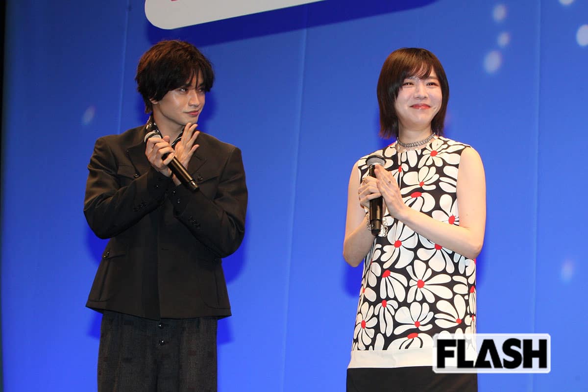 1月22日、映画『知らないカノジョ』の完成披露試写会に出席したmilet（右）。左は主演の中島健人