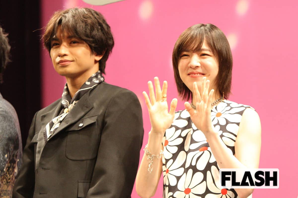 1月22日、映画『知らないカノジョ』の完成披露試写会に出席したmilet（右）。左は主演の中島健人