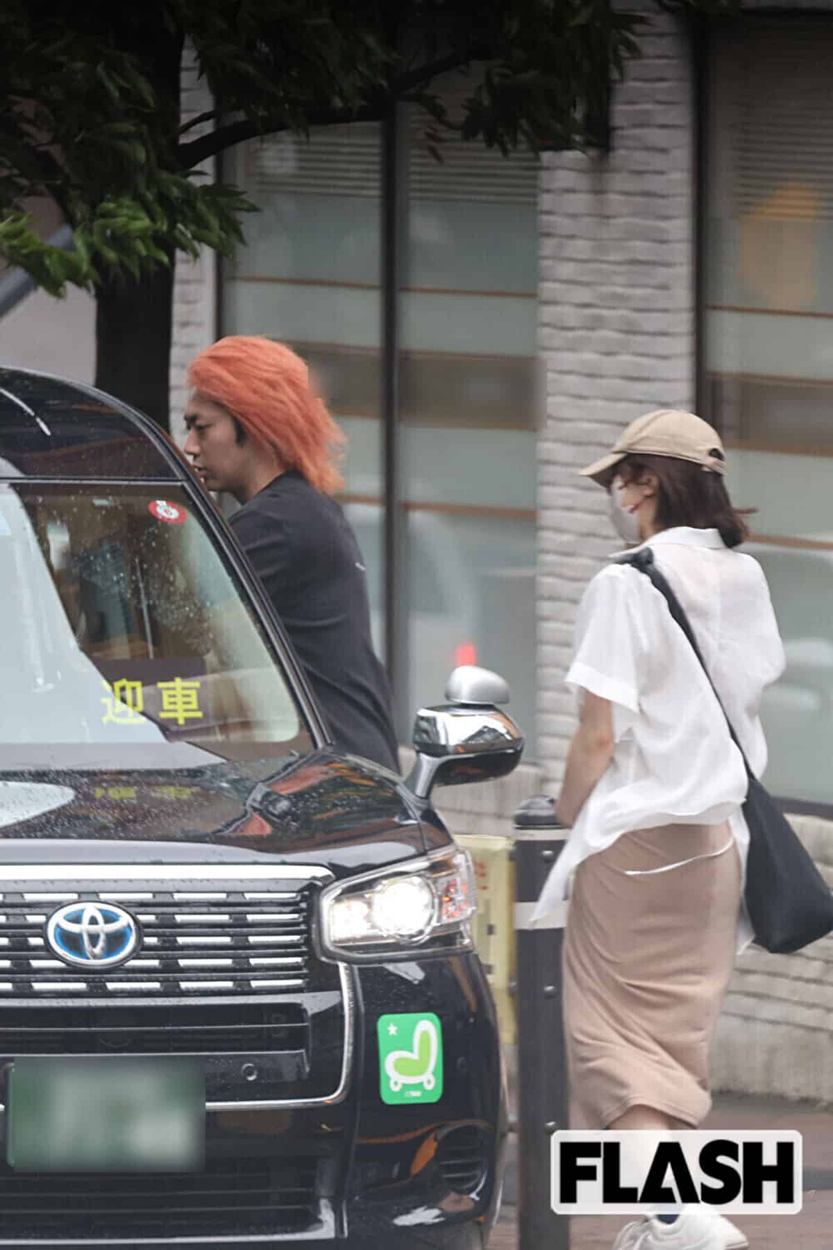 タクシーに乗り込む峯岸みなみとてつや