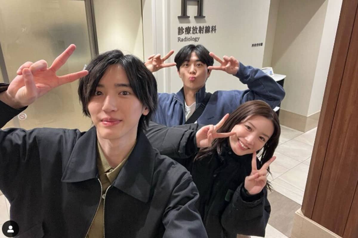 永野芽郁、自宅に上げた韓国人俳優キム・ムジュンとの“密接ショット”（ドラマ『キャスター』の公式Instagramより。奥からキム・ムジュン、永野芽郁、道枝駿佑）