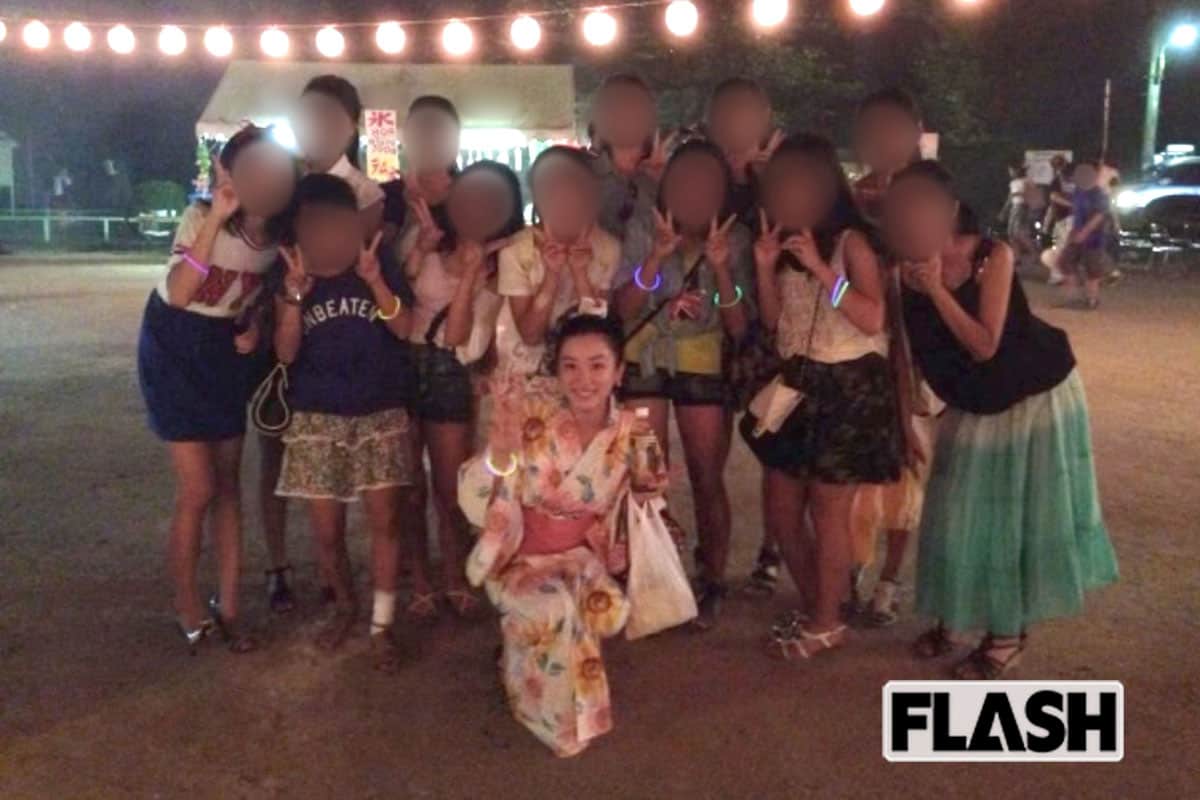 夏祭りに駆けつけた永野との写真。「昔から顔つきや色白なのは変わらない」（幼馴染み）