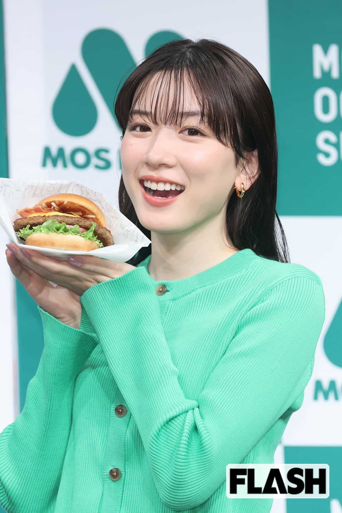永野はCM出演する「モスバーガー」のイベントに。翌日には、自身のXでバーガーを食べる様子を投稿していた