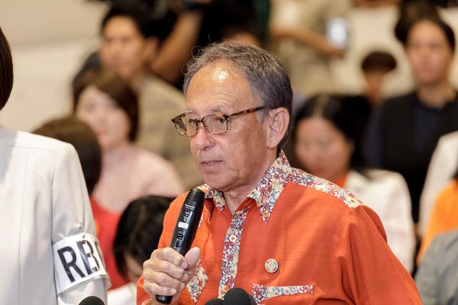 3選を逃し厳しい表情の玉城デニー氏。敗因はどこにあったか（写真：小早川渉/アフロ）