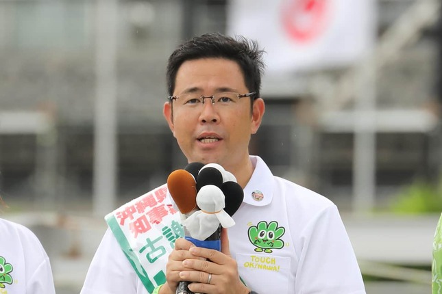激戦を制した古謝玄太氏。「第一声」の演説は県庁前だった