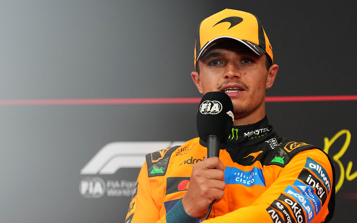 記者会見で手に質問に答えるランド・ノリス（マクラーレン）、2026年7月26日（日） F1ハンガリーGP決勝（ハンガロリンク）