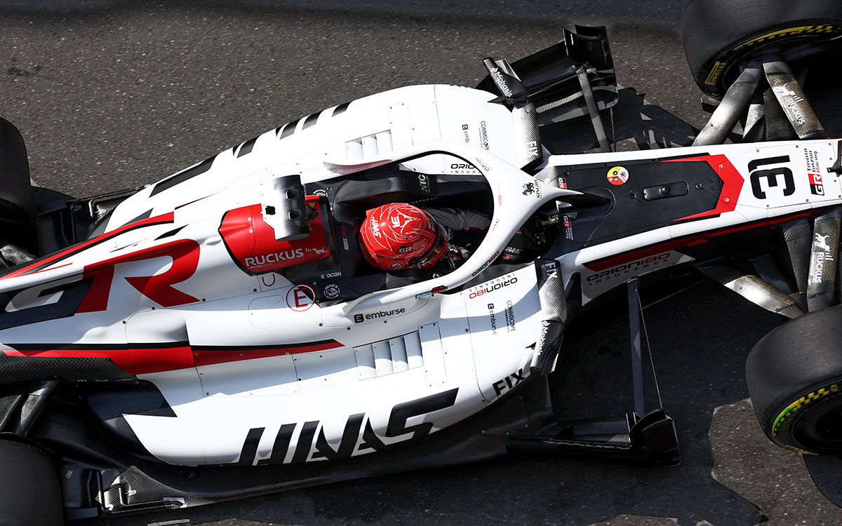 バクー市街地コースを走行するエステバン・オコンのハースVF-26、2026年9月25日(金) F1アゼルバイジャンGPフリー走行