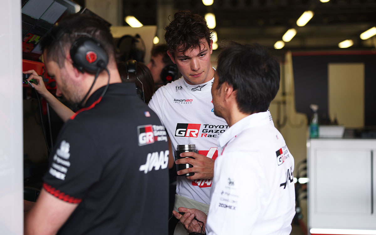 ガレージ内で話をするハースの小松礼雄代表とオリバー・ベアマン、2026年9月25日(金) F1アゼルバイジャンGPフリー走行（バクー市街地コース）