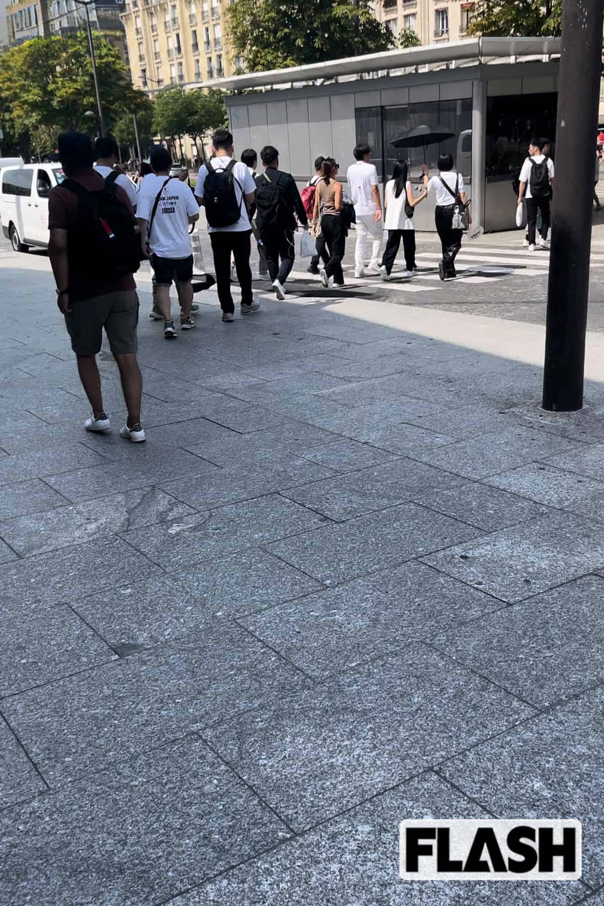 2024年8月、パリ市内を大所帯で歩く撮影班一行