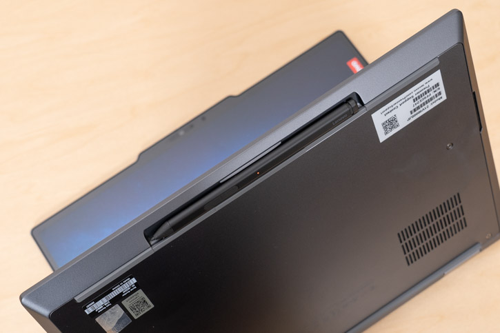 Lenovo Slim Pen 2を本体に収納しているところ