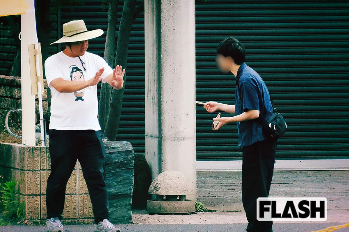 両手を前に出し、2歩後ずさる斉藤慎二被告。過剰なほどの拒絶を見せた（写真・保坂駱駝）