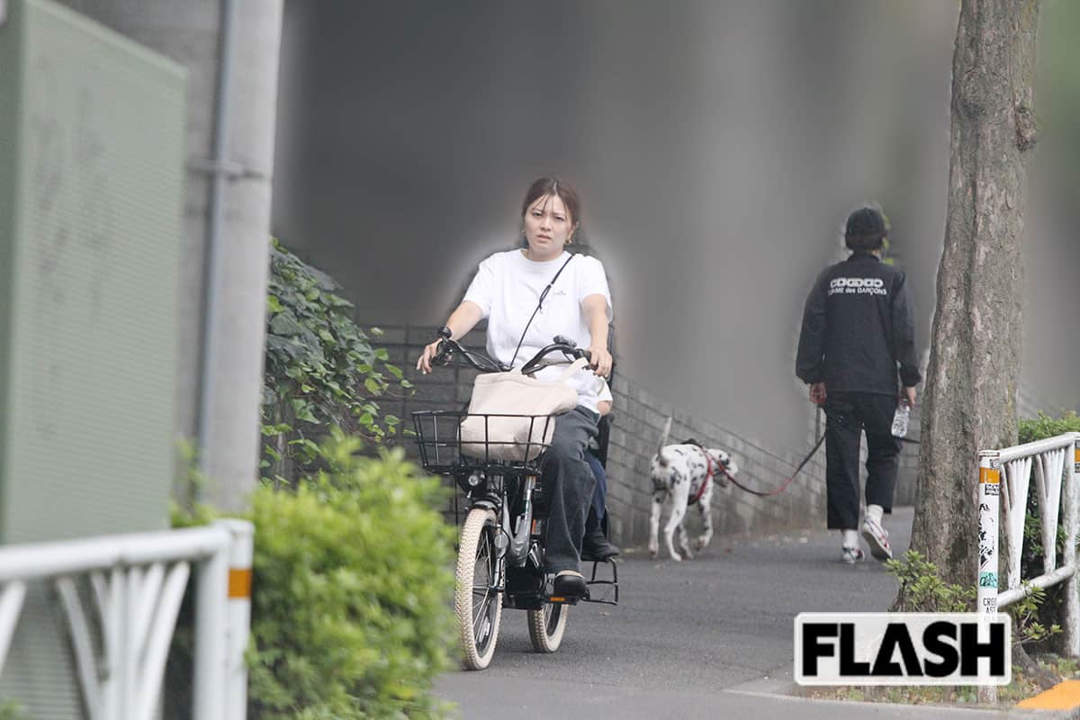 自転車に子どもを乗せて出てきた瀬戸。表情は険しく、やつれているようにも見える（写真・金谷千治）