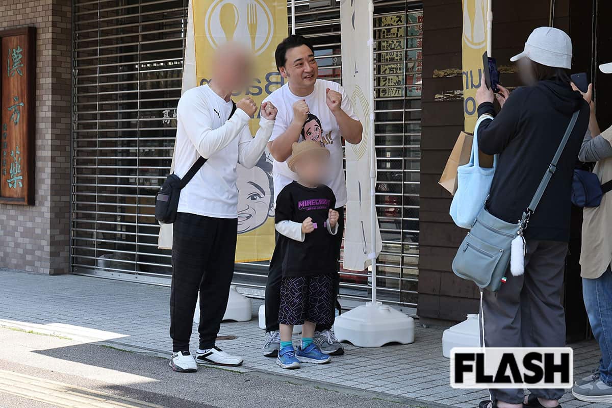 親子との記念撮影にも笑顔で応じた斉藤慎二被告（写真・吉田豊）