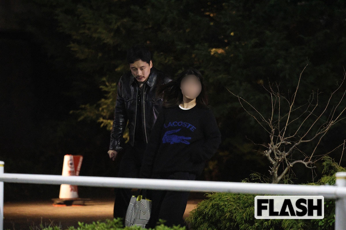 髭を生やし、革ジャンというワイルドな姿で、スタッフと連れ立って映画の打ち上げに現われた坂口健太郎（2026年3月、写真・吉田豊）