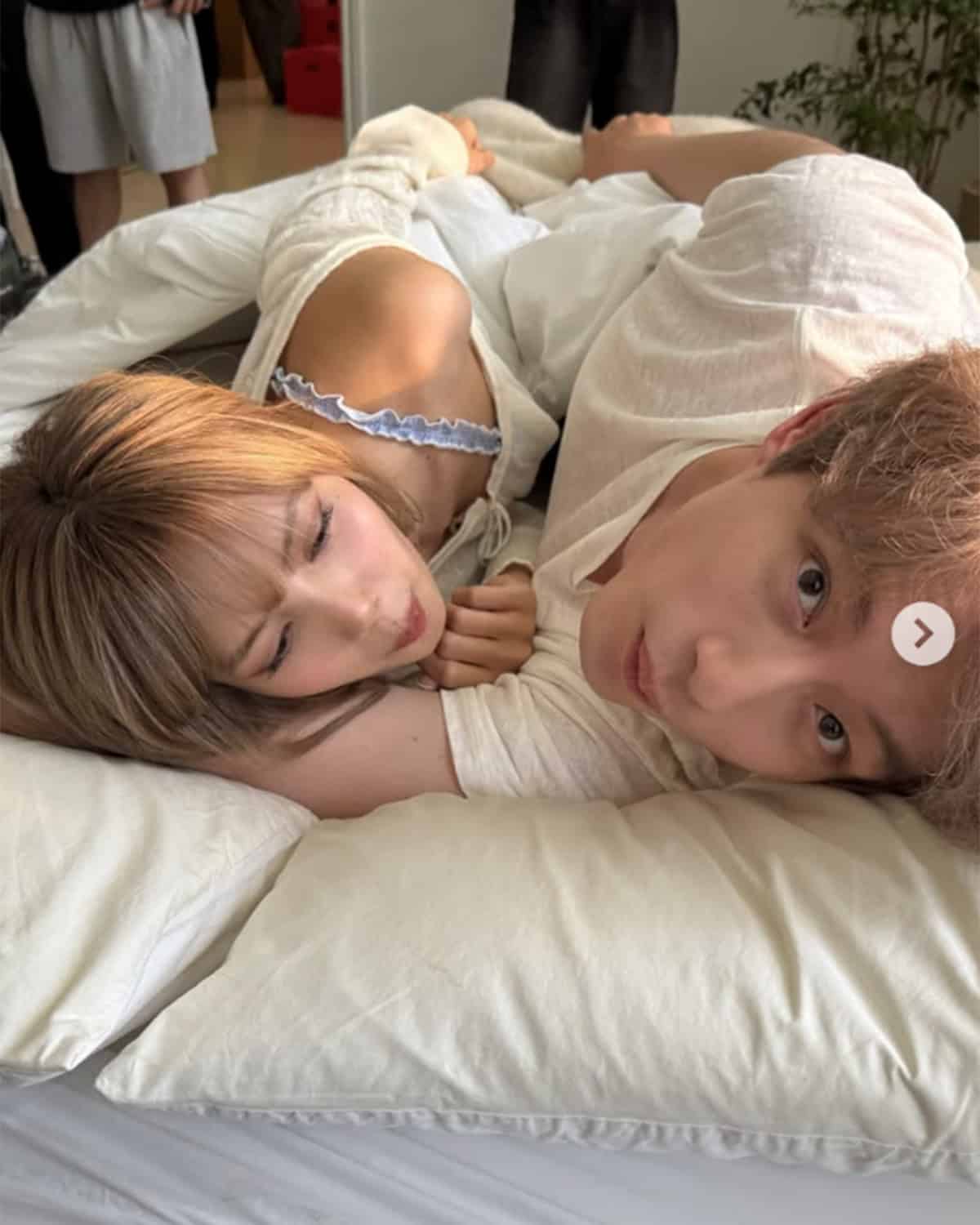 キスしそうな距離感…坂口健太郎と「BLACKPINK」のLISAとの添い寝ショット（LISAのInstagramより）