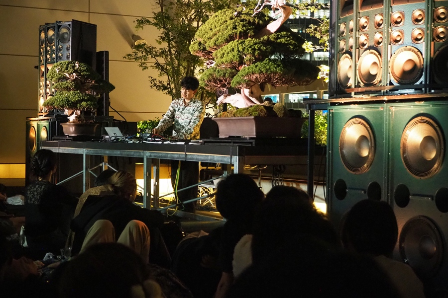 『ONDO LAND RYUICHI SAKAMOTO』初日（9月17日）ライブでは、音楽家・原摩利彦氏がアンビエント・ミュージックをパフォーマンス