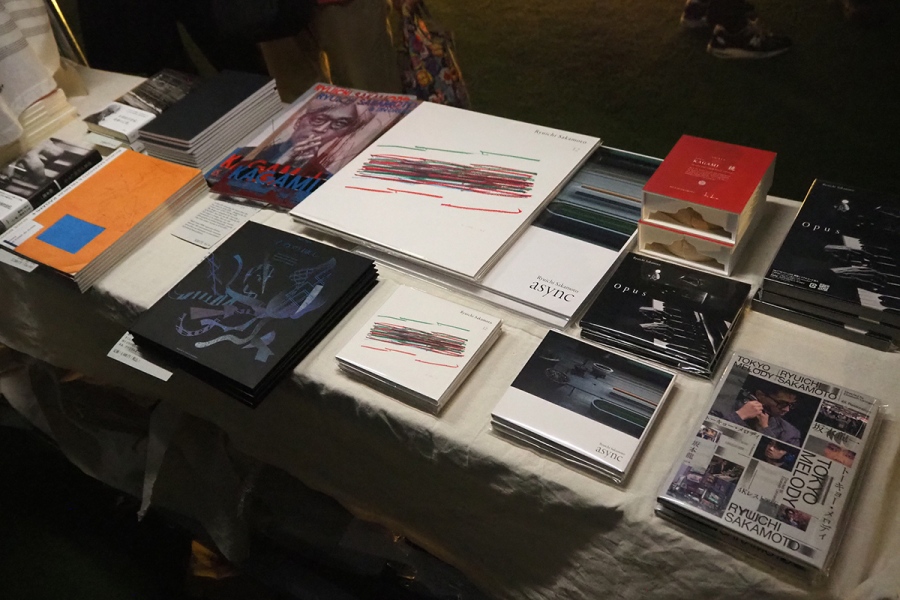 無料エリアでは、坂本龍一のCDや関連書籍、グッズなどを販売