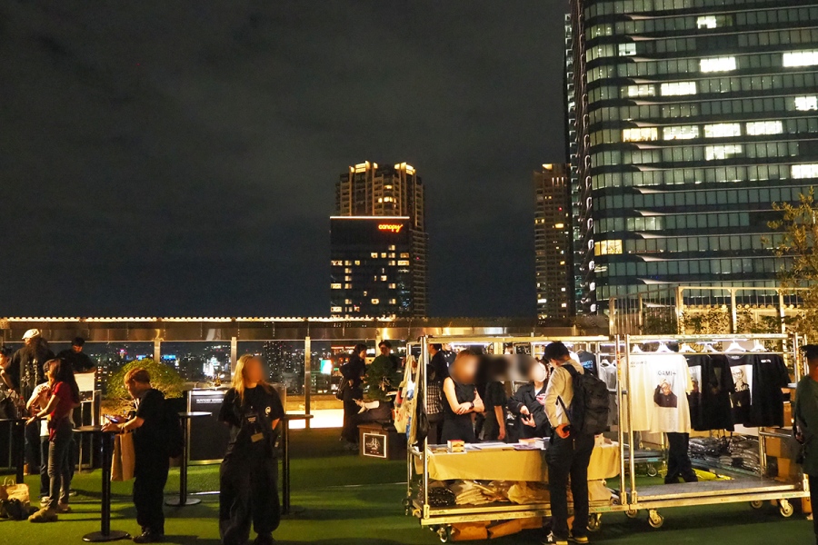 無料エリアは、夜空の下で物販コーナーやバーで楽しむ人で賑わいをみせた