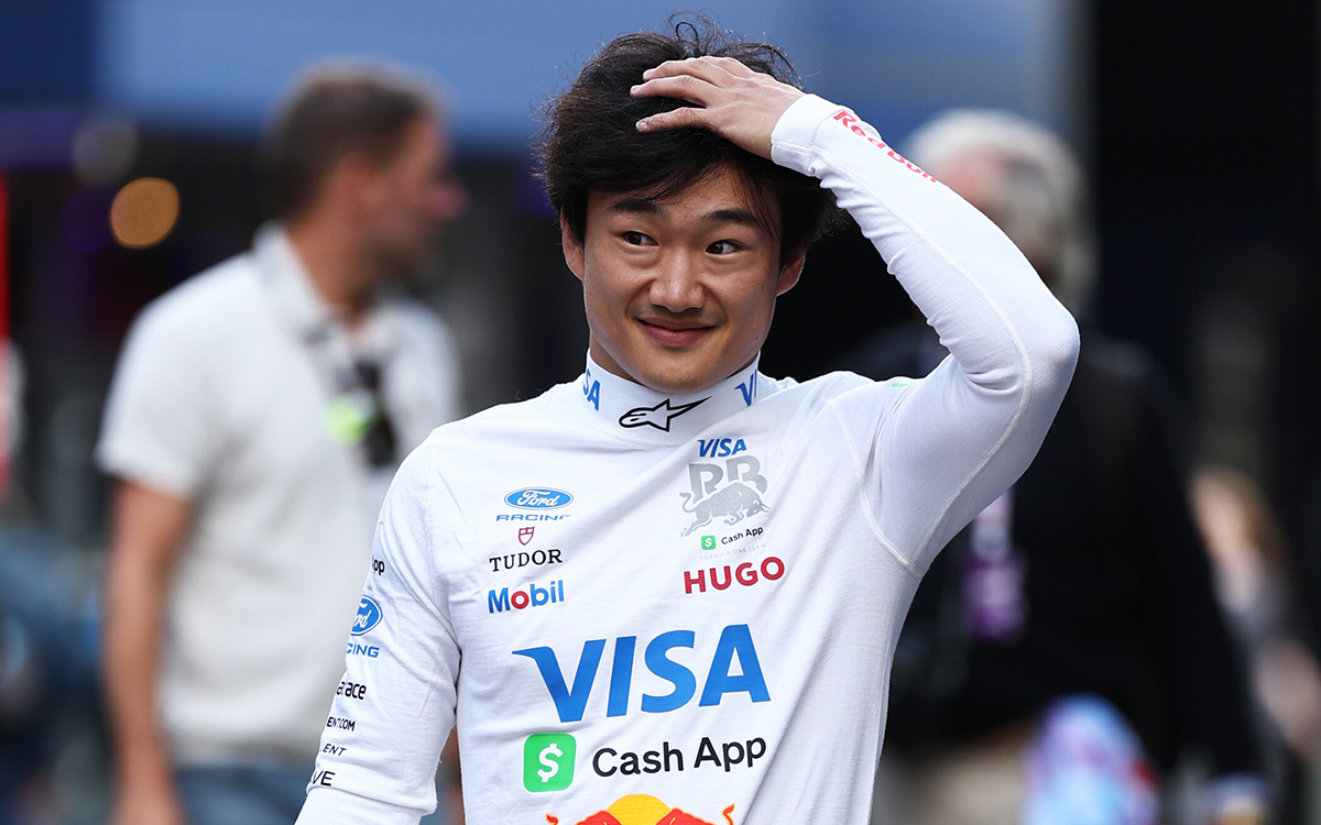 ヘルメットを手に髪をかき上げながらパドックを歩く角田裕毅（レーシング・ブルズ）、2026年8月20日(木) F1オランダGPメディアデー（ザントフォールト・サーキット）