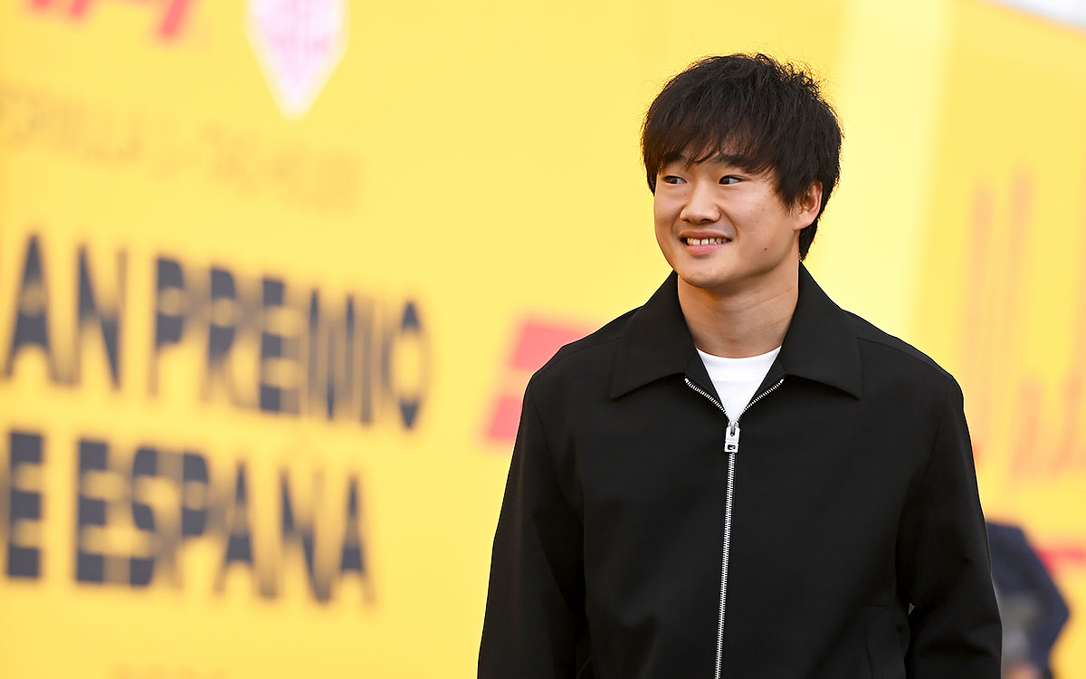 パドックを笑顔で歩く角田裕毅（レーシング・ブルズ）、2026年9月10日(木) F1スペインGPメディアデー（マドリング）