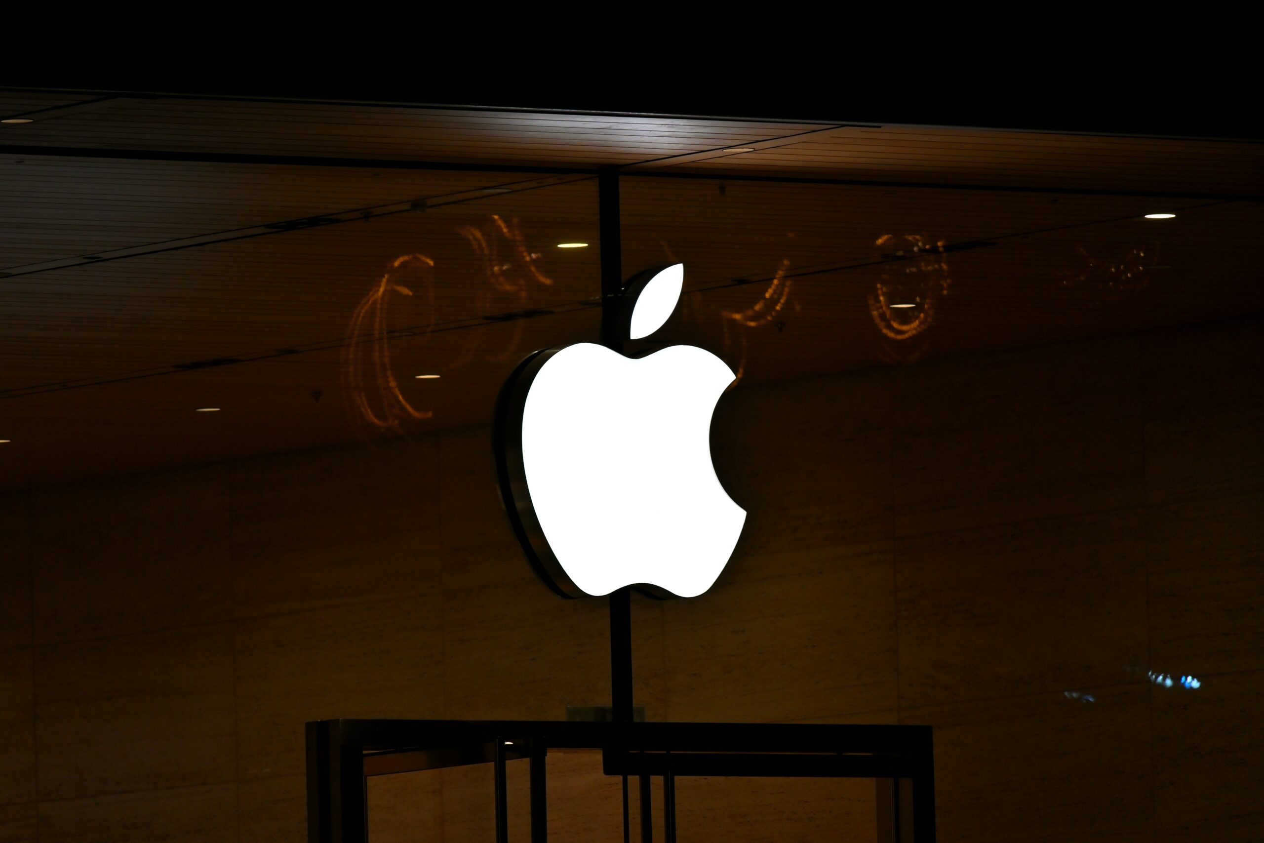 Appleロゴが掲げられた店舗の外観。記事のイメージ画像
