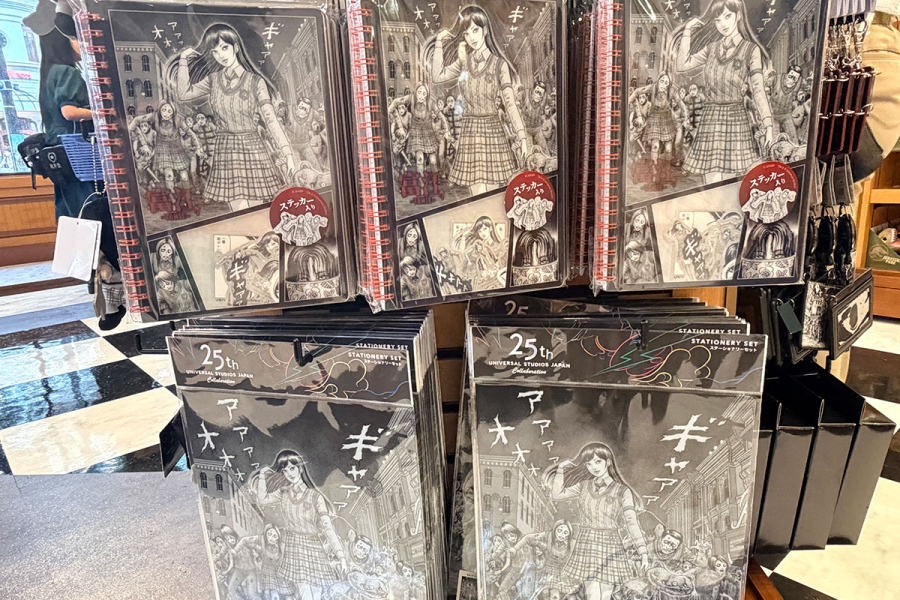 『富江』×『ハロウィーン・ホラー・ナイト』コラボグッズ。ステッカー付きノート2000円（9月9日撮影）