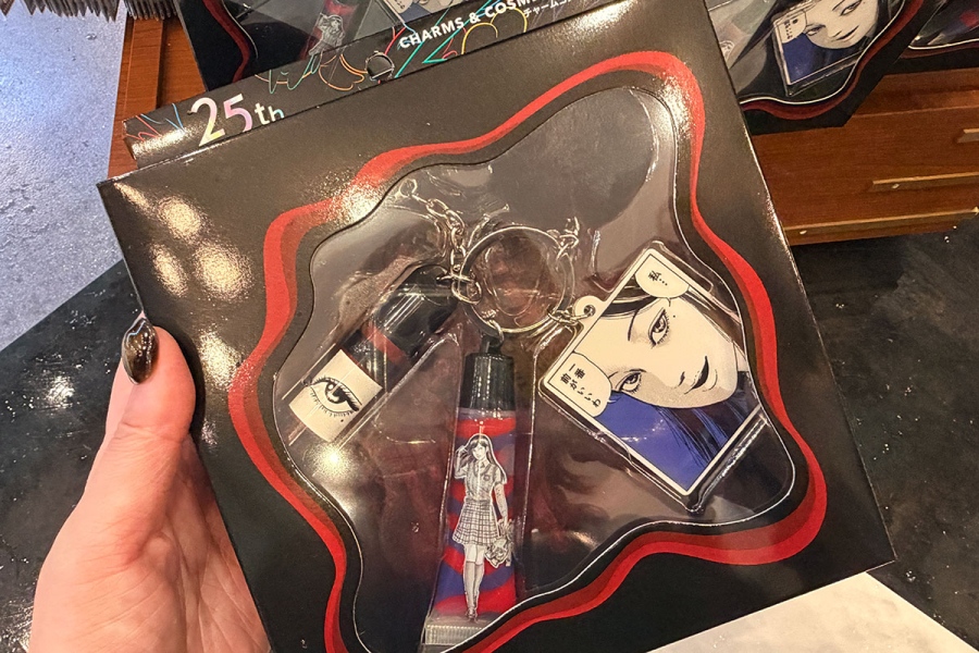 『富江』×『ハロウィーン・ホラー・ナイト』コラボグッズ。チャーム付きコスメキーチェーン2500円（9月9日撮影）