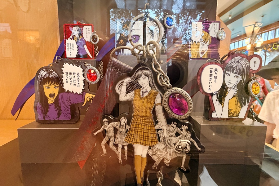 『富江』×『ハロウィーン・ホラー・ナイト』コラボグッズ。コレクタブルキーチェーン全7種シークレットあり1500円（9月9日撮影）