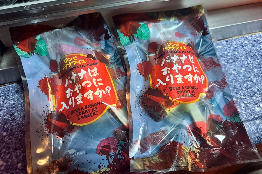 ユニバーサル・スタジオ・ジャパン「ゾンビバー」のメニュー。ゾンビバナナアイス500円（ワーフカフェにて）