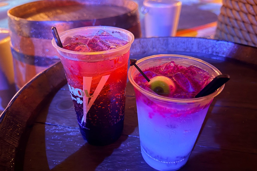 ユニバーサル・スタジオ・ジャパン「ゾンビバー」のメニュー。チェンソーゾンビの暴走〜ブラッドオレンジ＆レモンサワー〜（900円）、サーカスゾンビの狂気〜ライチ・ノンアルコールサワー〜（800円）（ワーフカフェにて）