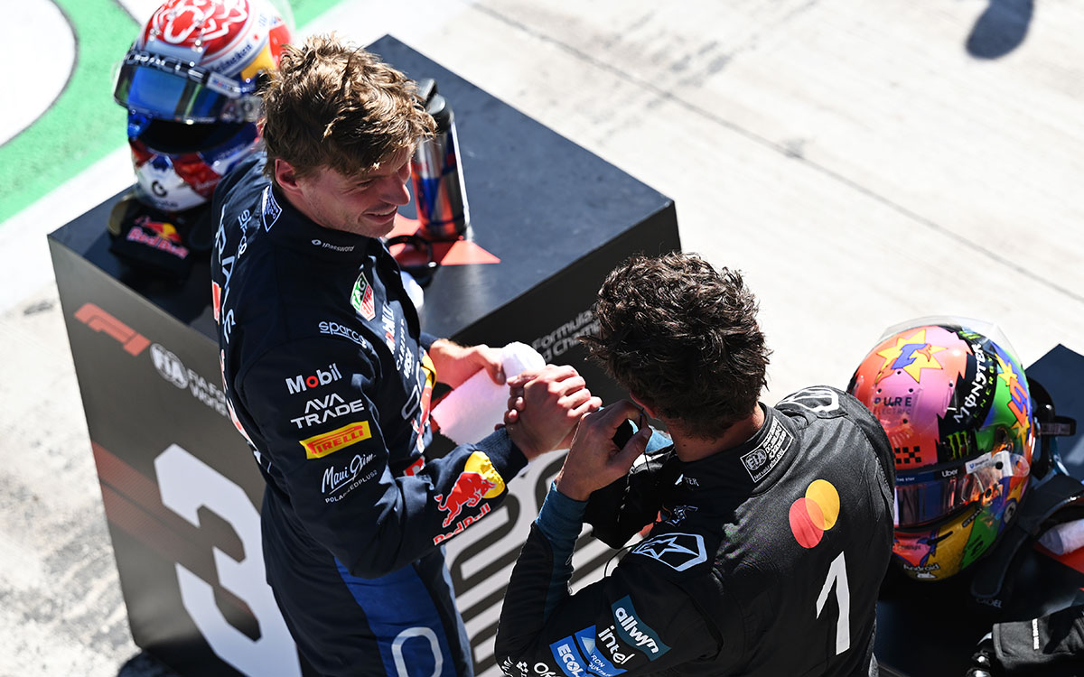 予選後に握手を交わすポールポジションのランド・ノリス（マクラーレン）と3番手マックス・フェルスタッペン（レッドブル・レーシング）、2026年9月12日(土) F1スペインGP予選（マドリンク）