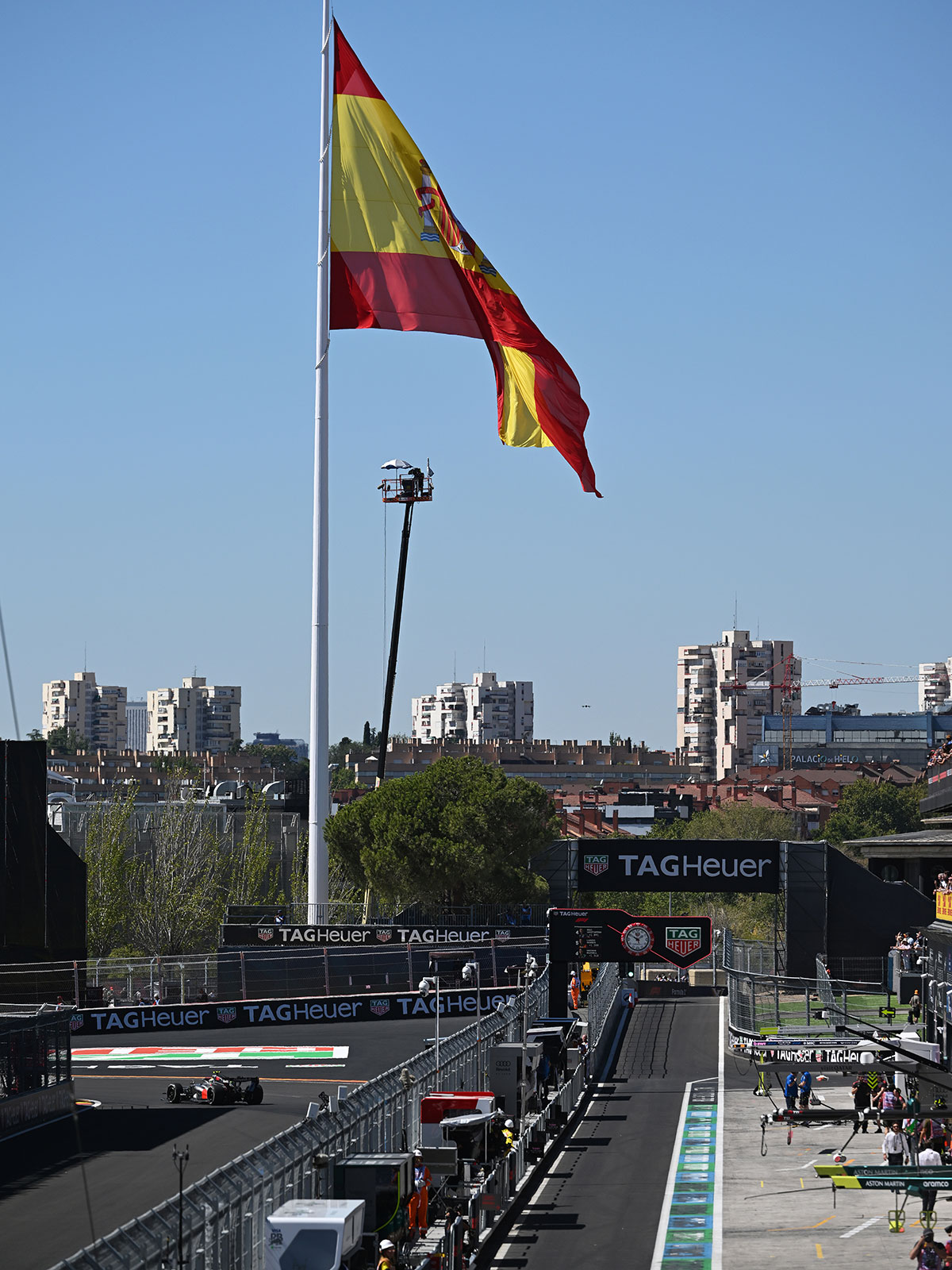 マドリンクのコース脇にはためく巨大なスペイン国旗とピットレーン出口、2026年9月12日(土) F1スペインGP フリー走行