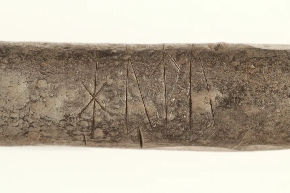 銀の延べ棒の一つにはルーン文字が刻まれていた/Nordjyske Museer