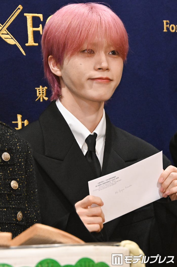 名誉会員証を受け取って嬉しそうな手木全翔也（C）モデルプレス