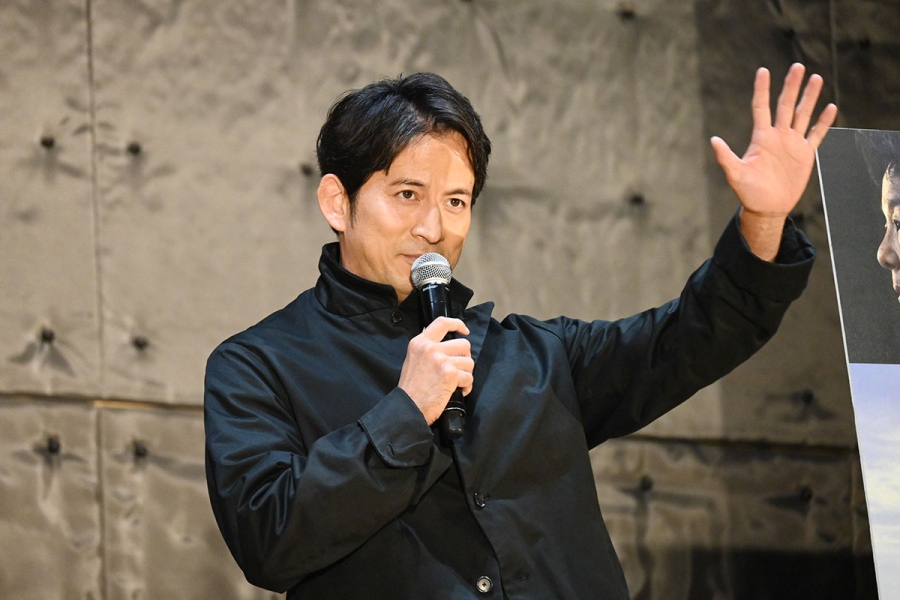 映画『わたしの知らない子どもたち』のイベントにて、挨拶する岡田准一（9月28日・大阪府豊中市）