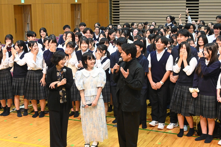 映画『わたしの知らない子どもたち』のイベントにて、岡田准一の「結婚したい」発言に沸く生徒たち（9月28日・大阪府豊中市）