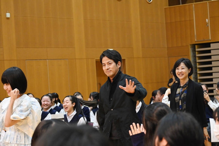 映画『わたしの知らない子どもたち』のイベントにて、サプライズ登場した岡田准一、小八重葵美（9月28日・大阪府豊中市）