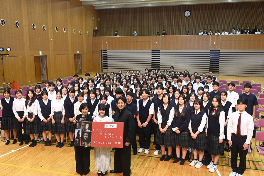 映画『わたしの知らない子どもたち』のイベントにて、西川美和監督、小八重葵美、岡田准一、箕面自由学園高等学校の生徒たち（9月28日・大阪府豊中市）