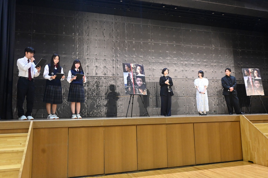 映画『わたしの知らない子どもたち』のイベントにて、西川美和監督、小八重葵美、岡田准一の3人に質問する生徒たち（9月28日・大阪府豊中市）