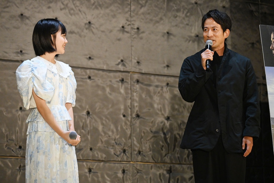 映画『わたしの知らない子どもたち』のイベントにて、撮影の裏話を話す小八重葵美、岡田准一（9月28日・大阪府豊中市）