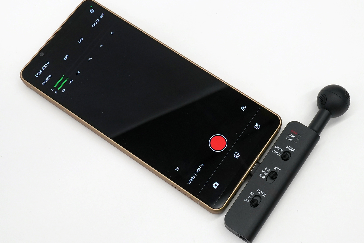 Xperia 1 VIIIのUSB Type-C端子にECM-AX10を直挿しした状態