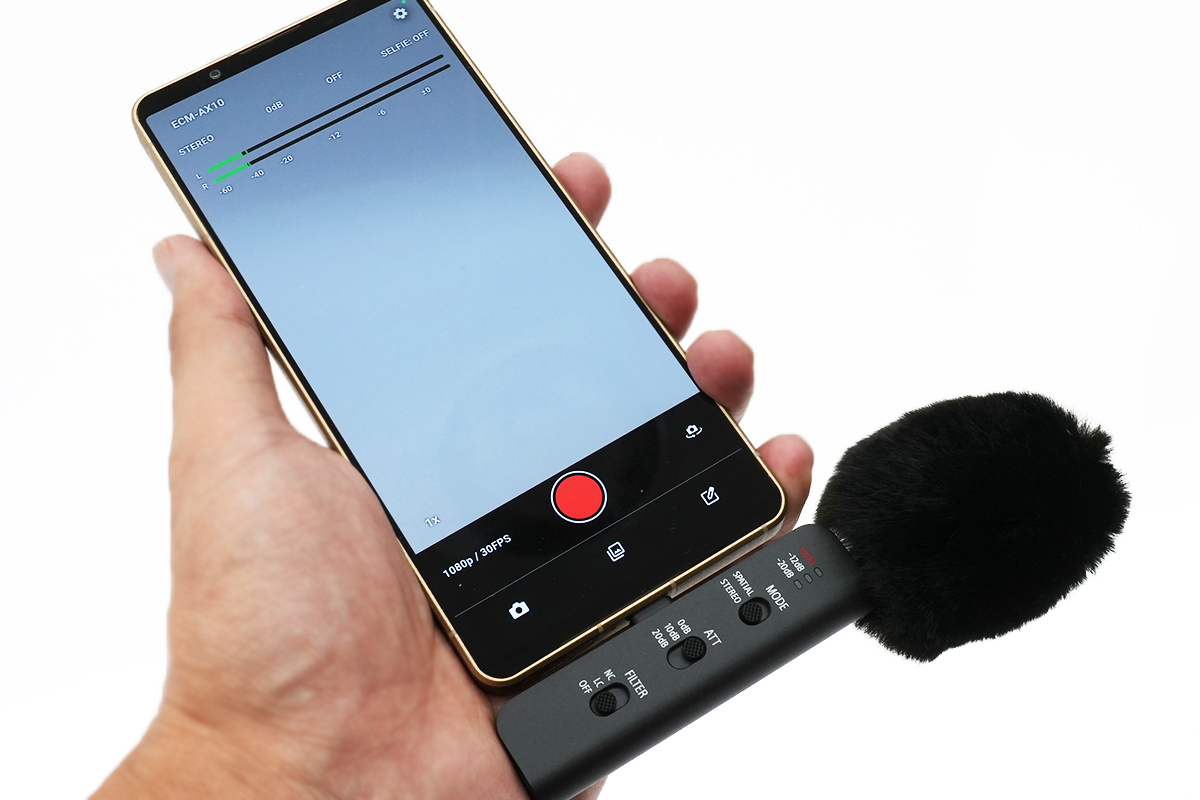 ウインドスクリーンを付けたECM-AX10をXperia 1 VIIIに挿して手持ち
