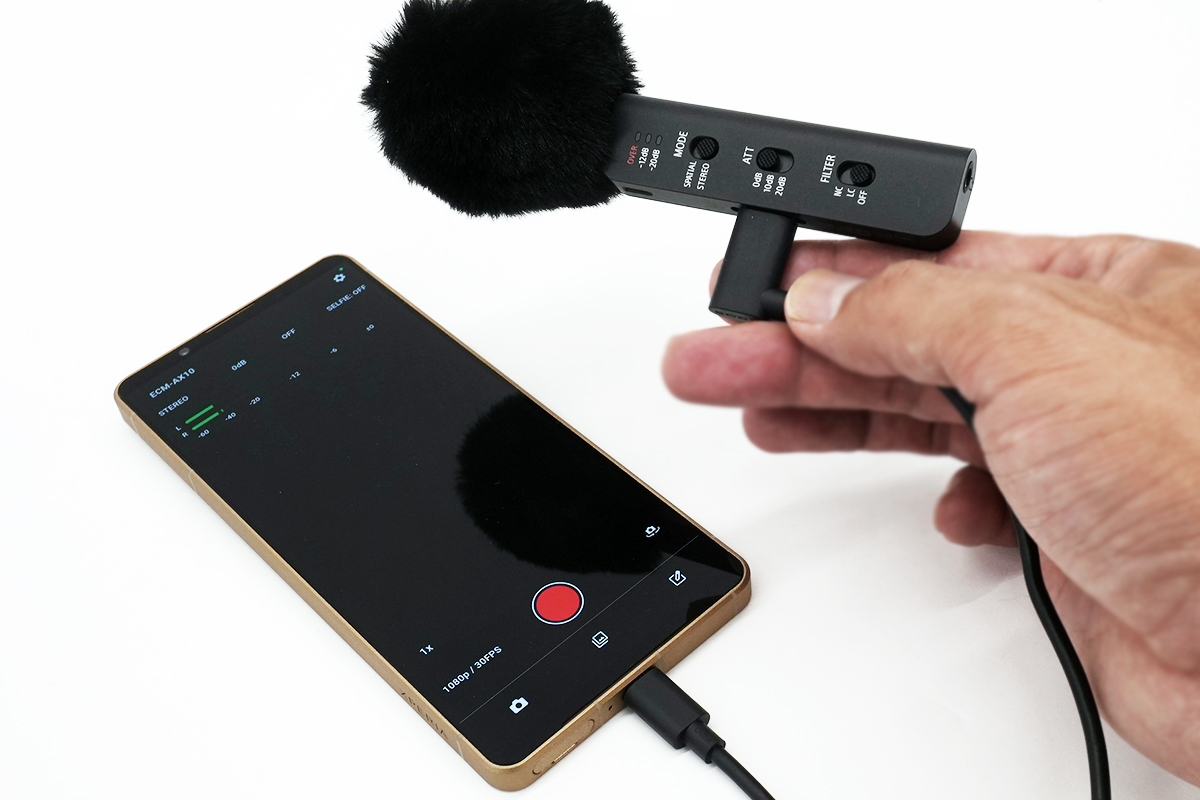 付属のUSB Type-CケーブルでECM-AX10をスマホから離して持った状態