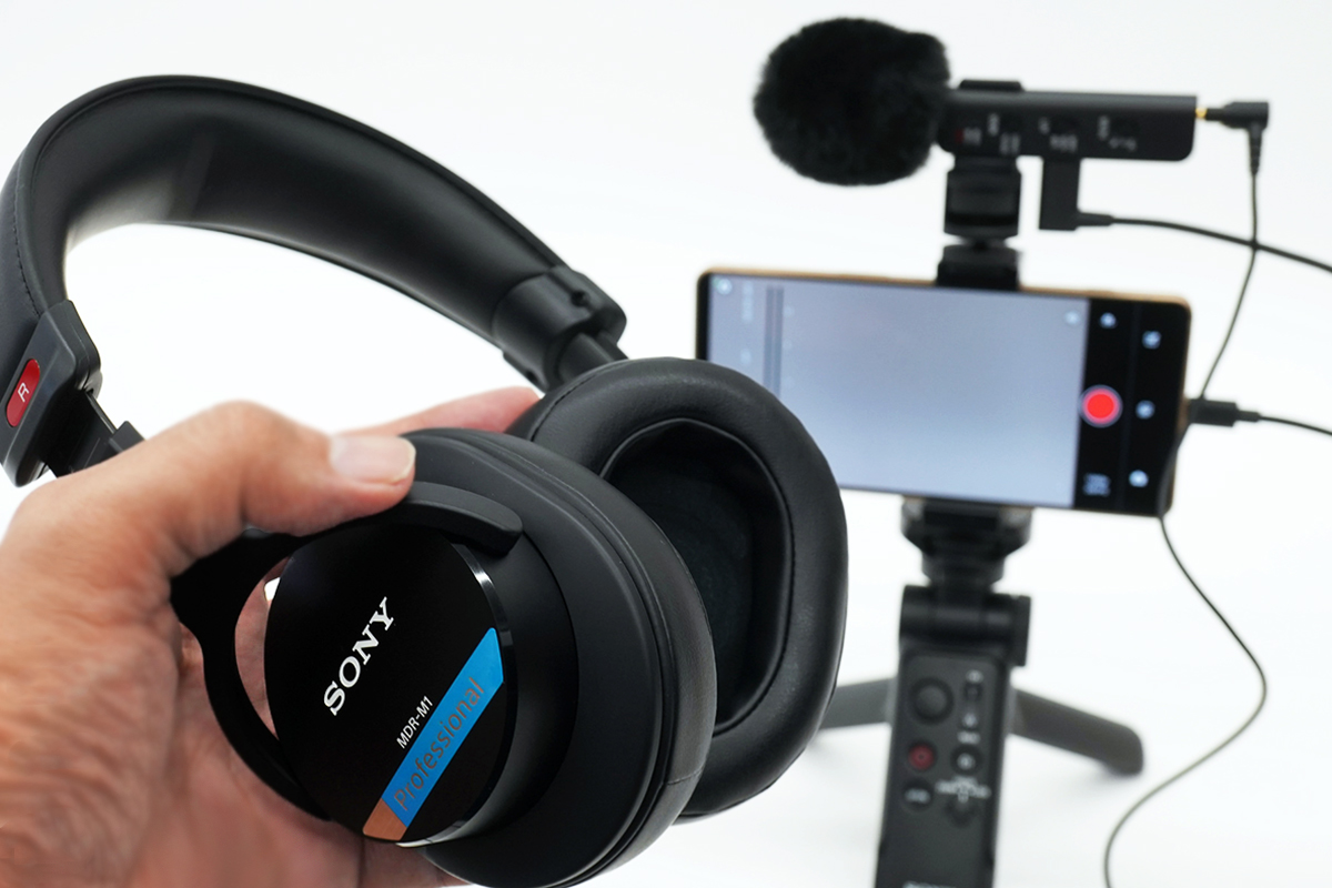 ECM-AX10を載せた撮影リグとモニター用のヘッドホン