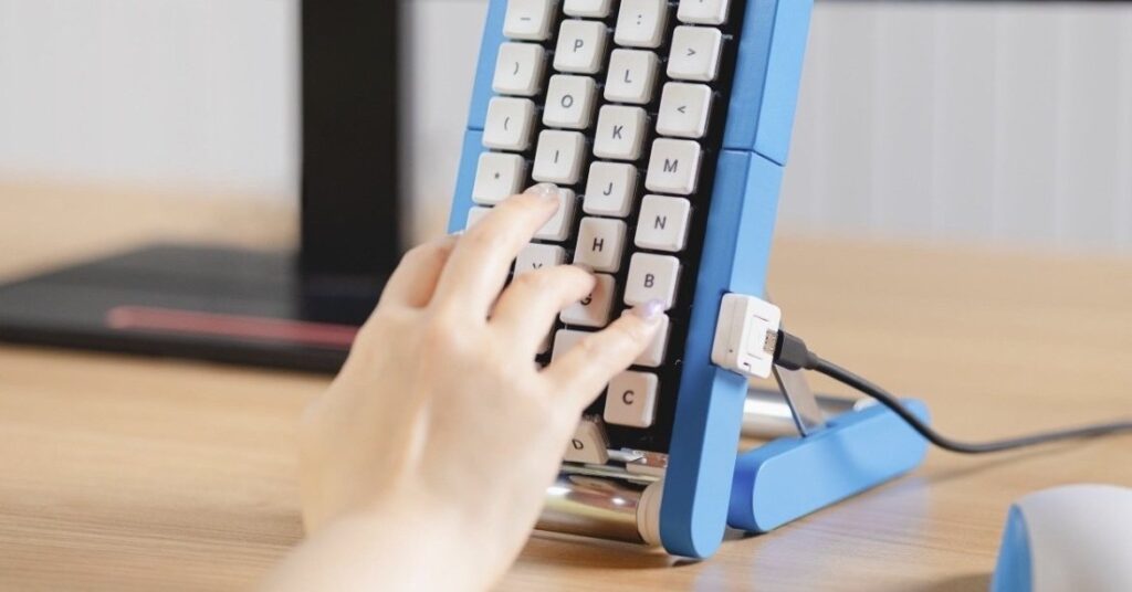 Googleの「謎キーボード」に今年も新作　“ベルトコンベヤー”でキーが流れてくる「くるくるバージョン」 - ITmedia NEWS