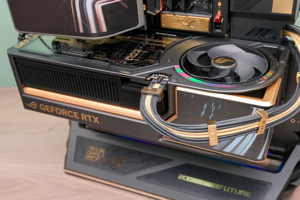 L字型AMOLEDパネル搭載/4.7スロット厚の「ROG Astral GeForce RTX 5090 EDITION 20」が発売、価格は約120万円 L字型AMOLEDパネル搭載/4.7スロット厚の「ROG Astral GeForce RTX 5090 EDITION 20」が発売、価格は約120万円