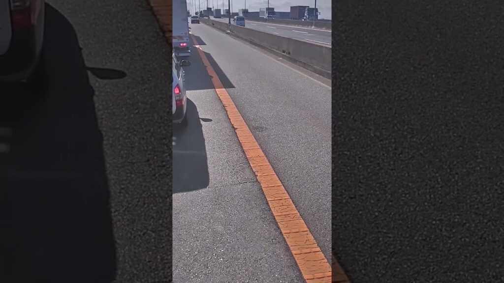高速道路の出口で渋滞中　まさかの逆走！？と、思いきや対向車だった件
