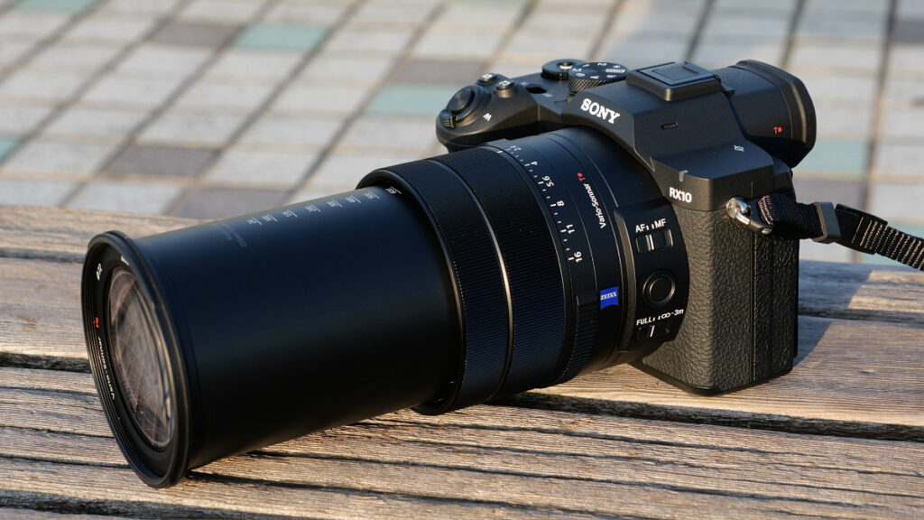 25倍ズームレンズを搭載したソニーのレンズ一体型カメラ「RX10 V」の外観はこんな感じ – GIGAZINE 25倍ズームレンズを搭載したソニーのレンズ一体型カメラ「RX10 V」の外観はこんな感じ - GIGAZINE